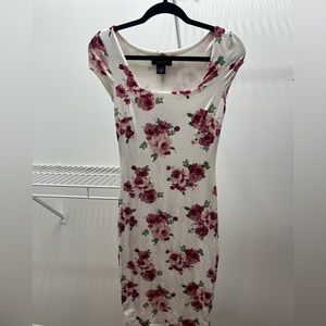 Beautiful white dress with flowers Joe & Elle